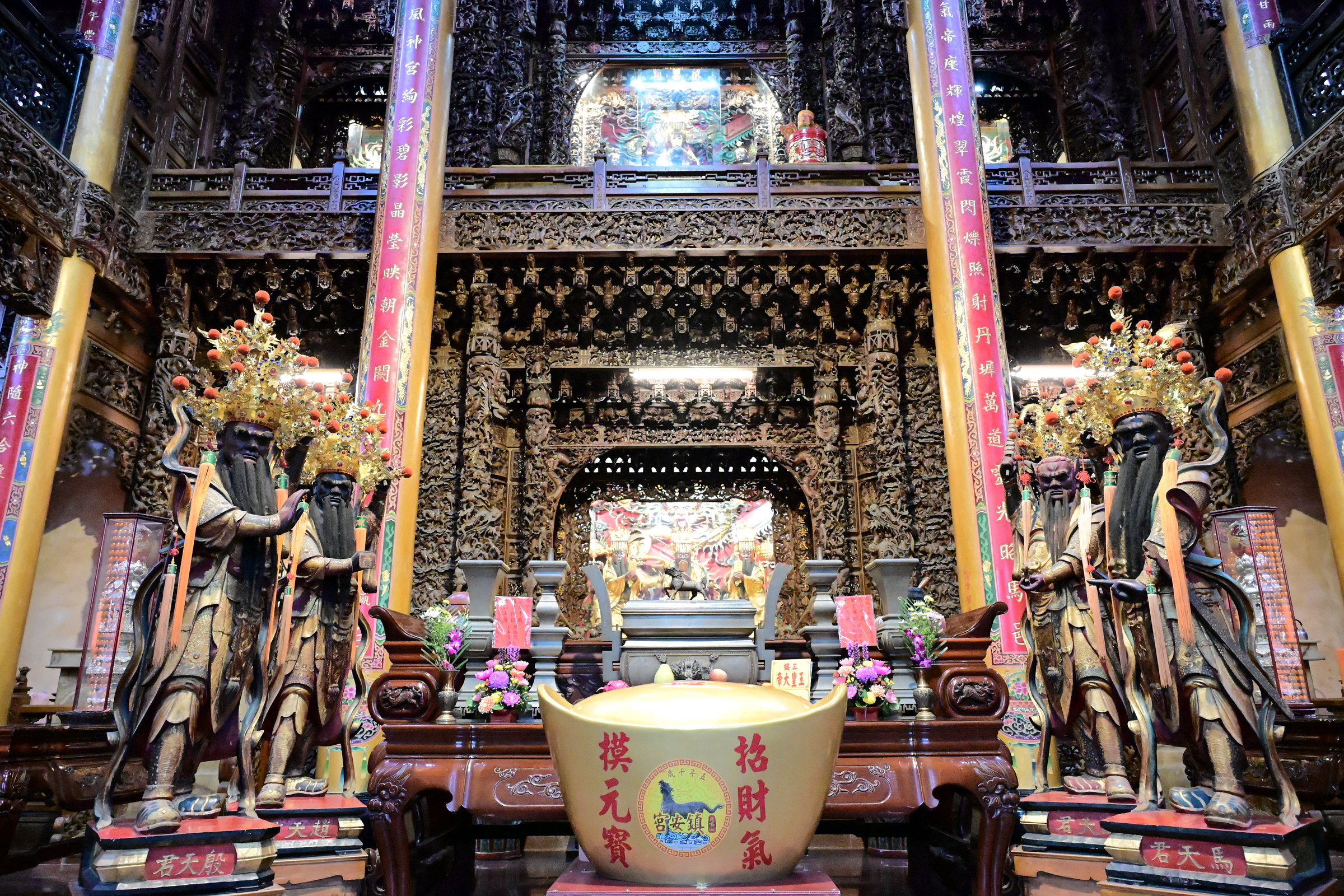 凌霄寶殿為挑高式樓閣空間，奉祀天界眾神