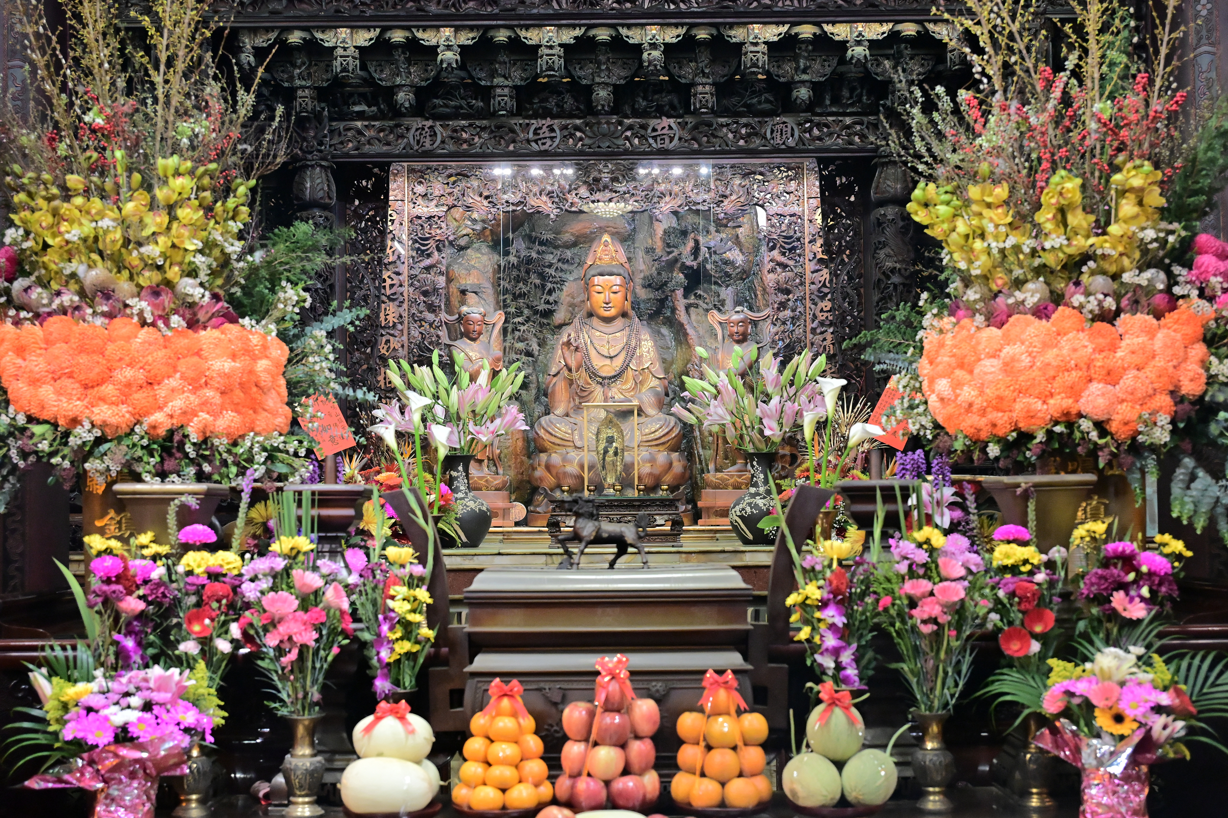 中央神龕奉祀觀世音菩薩